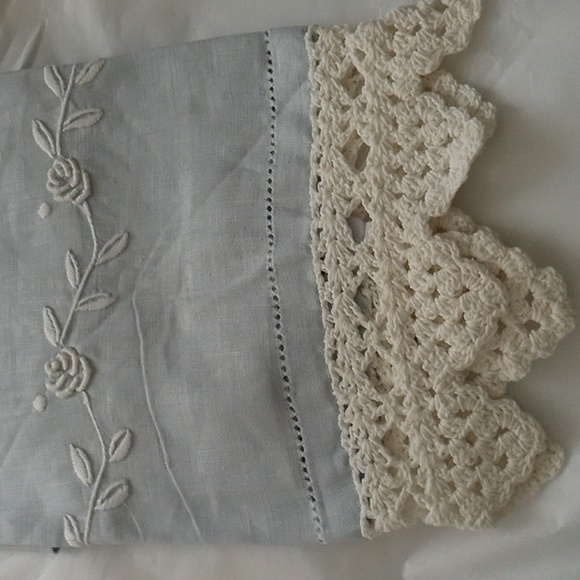 April Cornell Blue Rosette Linen Guest Tea Towel - Picture 2 of 4